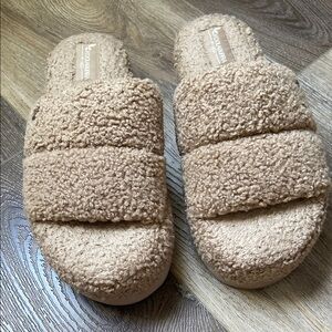 Koolaburra Tan Fuzzy Women’s Slide Sandals. Size 8.